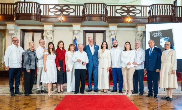 Presidente Abinader entrega premios Adulto Mayor del Año a Ellis Pérez y Protector de la Persona Envejeciente al Hogar de Ancianos Nuestra Señora del Carmen de Higüey