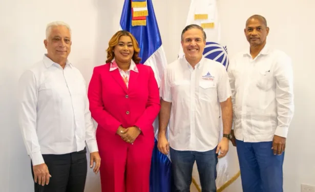 Administradora del Merca Santo Domingo, Mariana Távarez, gestiona con ministro de Vivienda reconstrucción de nave afectada por incendio