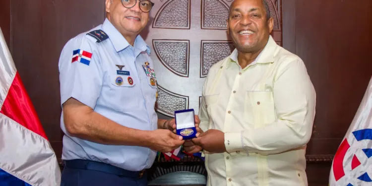 Comandante general de la FARD recibe al director de Desarrollo Provincial para fortalecer agenda de cooperación