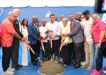 Ministro Kelvin Cruz inicia construcción de moderno play de béisbol en Consuelo, San Pedro de Macorís