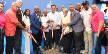 Ministro Kelvin Cruz inicia construcción de moderno play de béisbol en Consuelo, San Pedro de Macorís
