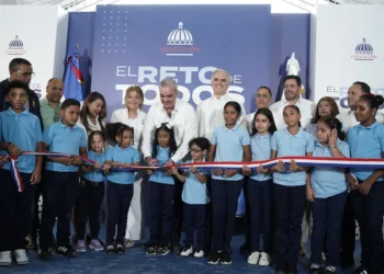 Estudiante destaca nuevas oportunidades que abre escuela entregada por el Gobierno en El Naranja