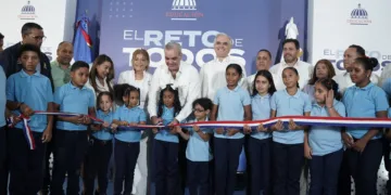 Estudiante destaca nuevas oportunidades que abre escuela entregada por el Gobierno en El Naranja