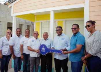 Propeep entrega dos viviendas reconstruidas y equipadas a familias pobres de Sánchez