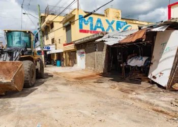 Alcaldía del DN elimina cuatro ocupaciones y recupera espacio peatonal en Villa Consuelo
