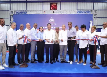 Kelvin Cruz entrega techado multiuso Óscar Santana en el ensanche Espaillat