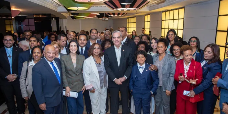 Presidente Abinader se reúne con la diáspora dominicana en Italia y anuncia recursos para establecer una Casa de la Cultura Dominicana a partir de enero de 2027