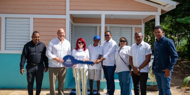 Propeep entrega vivienda amueblada a agricultor de 84 años que vivía en condiciones precarias en Sánchez