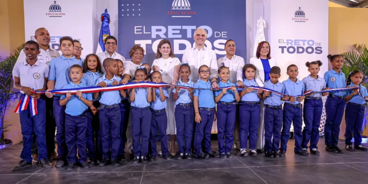 Estudiante destaca oportunidades de aprendizaje que ofrece nueva escuela entregada por el Gobierno en Ciudad Juan Bosch
