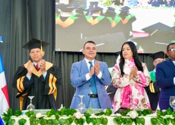 Director del SNS destaca formación de profesionales en UTECO y propone oportunidades para graduados con honores en la Red Pública de Salud