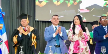 Director del SNS destaca formación de profesionales en UTECO y propone oportunidades para graduados con honores en la Red Pública de Salud