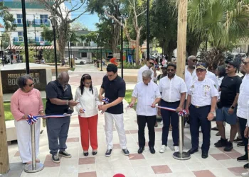 David Collado entrega 3 parques y una iglesia remozada en Boca Chica