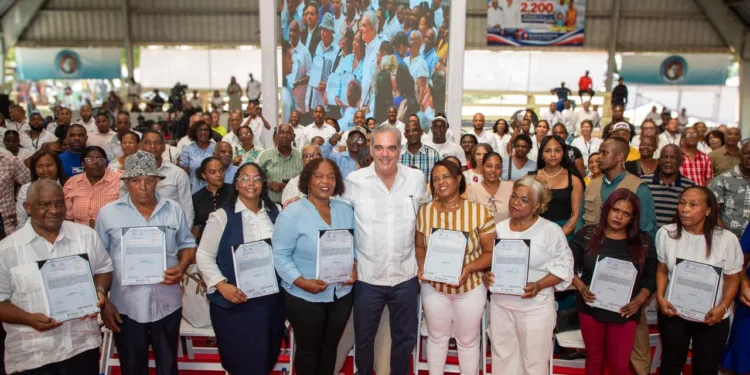 Presidente Abinader entrega 2,200 títulos en Villa Altagracia, en beneficio de 10,000 personas, y afirma que los dominicanos con décadas viviendo en terrenos del Estado deben recibir sus documentos