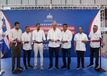 Presidente Abinader inaugura techados del polideportivo del Club Los Restauradores y del Instituto Tecnológico Fabio Amable Mota en Los Mina Sur