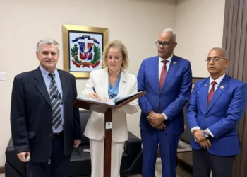 Jorge Racca presenta libro sobre las Malvinas en la Hermandad de Veteranos con la presencia de la embajadora de Argentina