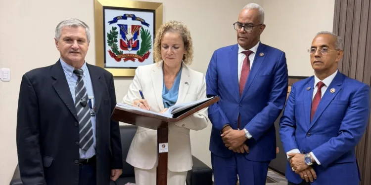 Jorge Racca presenta libro sobre las Malvinas en la Hermandad de Veteranos con la presencia de la embajadora de Argentina