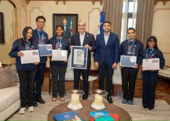 Presidente Abinader recibe en Palacio Nacional a jóvenes dominicanos que rompieron récord mundial de lectura