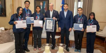 Presidente Abinader recibe en Palacio Nacional a jóvenes dominicanos que rompieron récord mundial de lectura
