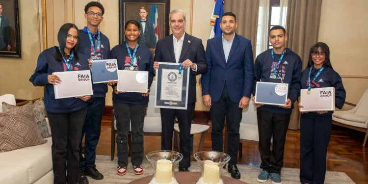 Presidente Abinader recibe en Palacio Nacional a jóvenes dominicanos que rompieron récord mundial de lectura