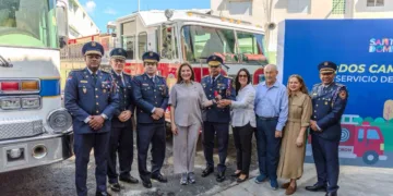 Carolina Mejía entrega dos camiones para fortalecer capacidad del Cuerpo de Bomberos del DN