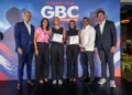 Raymond Rodríguez y Fundación GBC entregan becas deportivas universitarias a las atletas Crismeily y Crismil Paniagua
