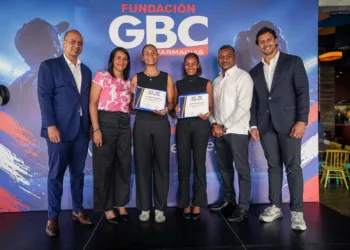 Raymond Rodríguez y Fundación GBC entregan becas deportivas universitarias a las atletas Crismeily y Crismil Paniagua