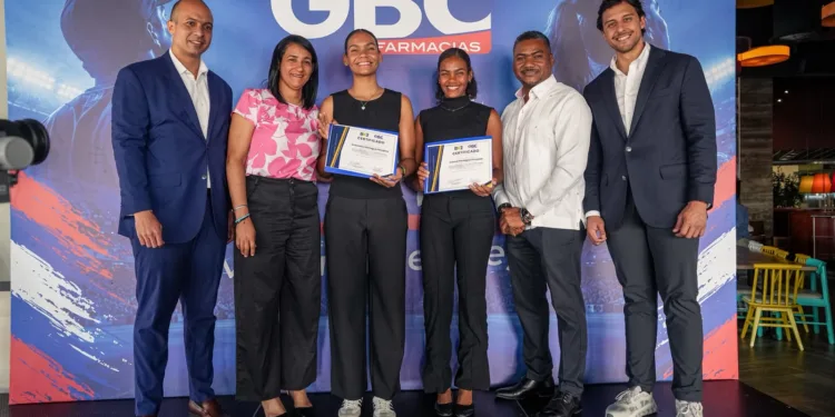 Raymond Rodríguez y Fundación GBC entregan becas deportivas universitarias a las atletas Crismeily y Crismil Paniagua
