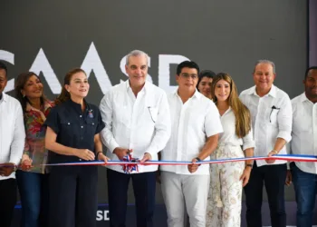 Abinader y Fellito entregan saneamiento cañada Los Girasoles; 40 familias reciben viviendas