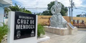 Dío Astacio inaugura monumento remozado de la Cruz de Mendoza en Santo Domingo Este