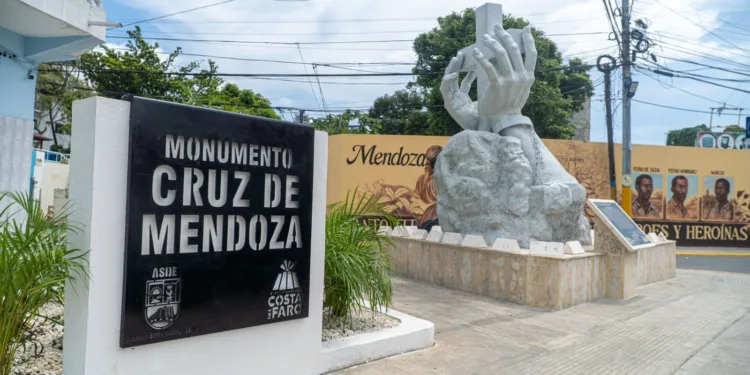 Dío Astacio inaugura monumento remozado de la Cruz de Mendoza en Santo Domingo Este