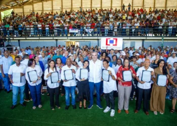 Presidente Abinader entrega 1,500 títulos que dan seguridad jurídica a 6,000 personas en El Almirante II y protegen el patrimonio de sus familias