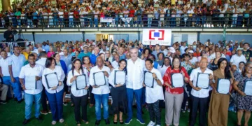 Presidente Abinader entrega 1,500 títulos que dan seguridad jurídica a 6,000 personas en El Almirante II y protegen el patrimonio de sus familias