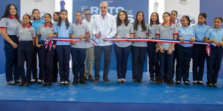 Presidente Abinader entrega techado de centro educativo para beneficio 665 estudiantes y munícipes de Rancho Arriba