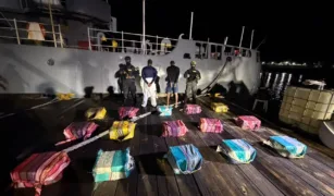 Sin tregua al narcotráfico: autoridades interceptan narcolancha con dos hombres y 389 paquetes de presunta cocaína
