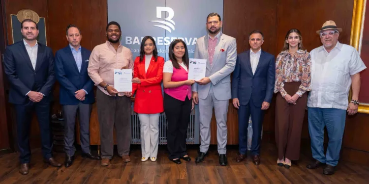 Banreservas entrega becas Creativos Globales para estudiar en Miami Ad School Punta Cana