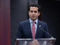 Omar Fernández solicita mayor fiscalización y equilibrio en el Congreso durante conferencia en Unapec