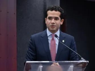 Omar Fernández solicita mayor fiscalización y equilibrio en el Congreso durante conferencia en Unapec