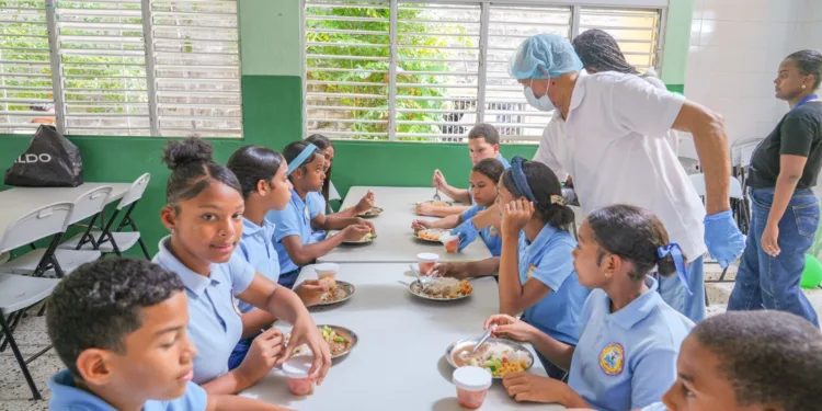 En el Día Mundial de la Alimentación, el INABIE destaca cómo se desarrollan las recetas del menú escolar destinadas a más de 2.1 millones de beneficiarios