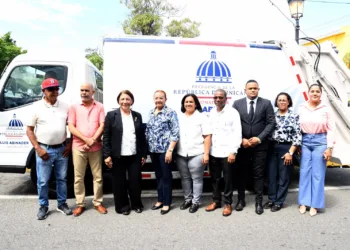 La Vega recibe nuevo camión recolector de desechos sólidos donado por el presidente Luis Abinader