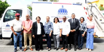 La Vega recibe nuevo camión recolector de desechos sólidos donado por el presidente Luis Abinader