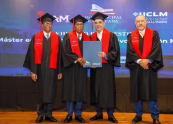 Presidente Abinader encabeza graduación de la octava promoción de la Maestría en Derecho Administrativo y Gestión Municipal, dedicada a su padre, José Rafael Abinader Wasaf