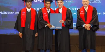 Presidente Abinader encabeza graduación de la octava promoción de la Maestría en Derecho Administrativo y Gestión Municipal, dedicada a su padre, José Rafael Abinader Wasaf