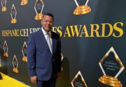 Dany Alcántara recibe en Miami el premio nuevo líder de los medios de comunicación de República Dominicana