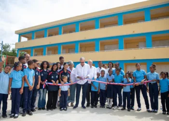 Presidente Abinader entrega Escuela Básica Maestra Altagracia Hernández y simultáneamente la Escuela Primaria Profesor César Agustín González para beneficiar a 770 estudiantes de Batey Soco y Boca de Cumayasa