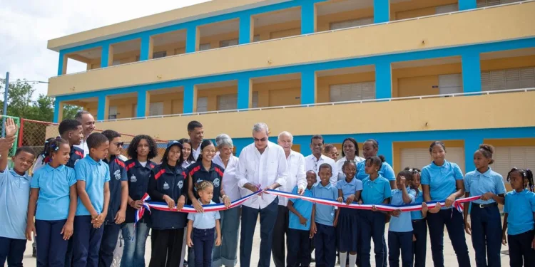 Presidente Abinader entrega Escuela Básica Maestra Altagracia Hernández y simultáneamente la Escuela Primaria Profesor César Agustín González para beneficiar a 770 estudiantes de Batey Soco y Boca de Cumayasa